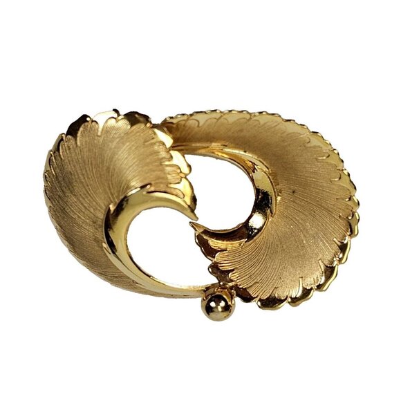 VTG Brooch Coro Signed Brushed Gold Tone Florentine Feather Swirl Simple Classy - Picture 2 of 14